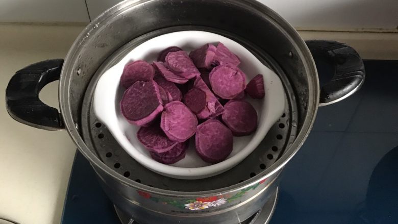 香蕉紫薯吐司卷,放入蒸锅蒸熟