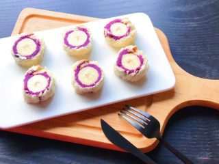 香蕉紫薯吐司卷,按自己的喜好切成片，装盘食用吧……