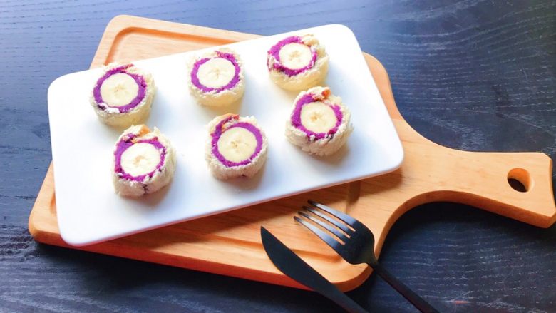 香蕉紫薯吐司卷,按自己的喜好切成片，装盘食用吧……
