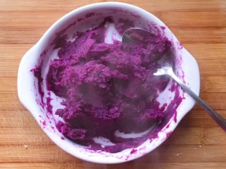 香蕉紫薯吐司卷,蒸熟的紫薯用勺子压成泥状，一定要趁热，这样比较容易碾压