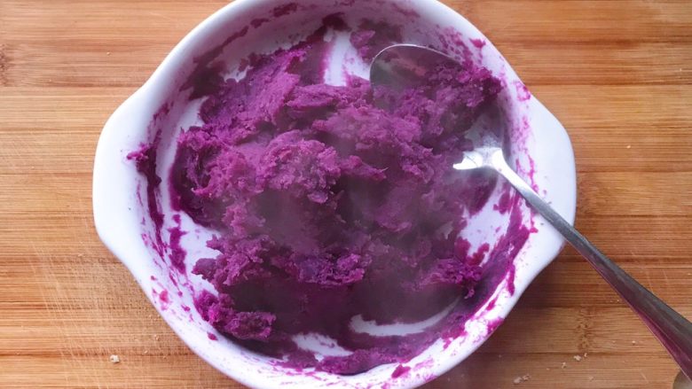 香蕉紫薯吐司卷,蒸熟的紫薯用勺子压成泥状，一定要趁热，这样比较容易碾压