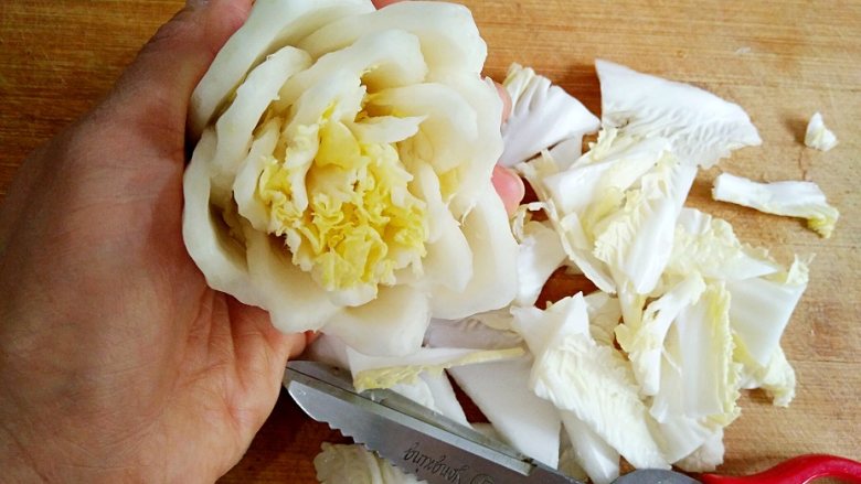 莲花娃娃菜&三鲜娃娃菜卷,将切下的三分之一菜帮用厨房剪剪成花瓣状。