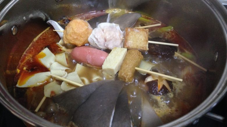 简版串串香辣火锅,把食材放入锅中煮熟即可食用