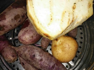 紫薯馅老婆饼,紫薯洗干净上蒸锅蒸