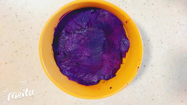 紫薯馅老婆饼,紫薯泥放碗里
