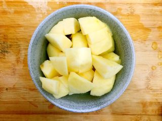 百变水果～养生养颜の枸杞桂圆苹果蜜梨甜汤,苹果去皮去核，如图所示，切成小块，备用