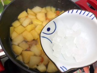 百变水果～养生养颜の枸杞桂圆苹果蜜梨甜汤,15分钟之后，打开锅盖，入冰糖