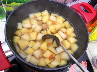 百变水果～养生养颜の枸杞桂圆苹果蜜梨甜汤,搅拌一下，转中火，再煮一两分钟，即可