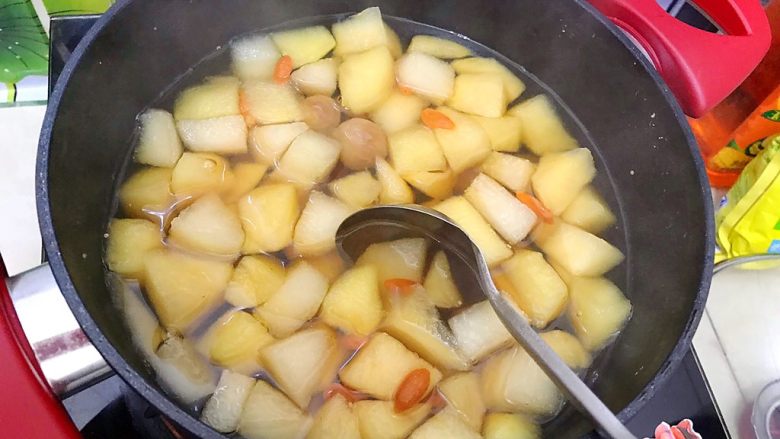 百变水果～养生养颜の枸杞桂圆苹果蜜梨甜汤,搅拌一下，转中火，再煮一两分钟，即可