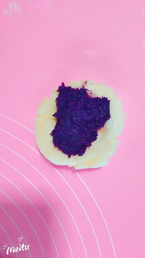 紫薯馅老婆饼,用刚才醒好的剂子擀成皮，包紫薯馅