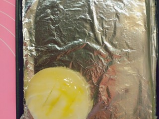 紫薯馅老婆饼,按成小饼，中间刮三刀，刷上蛋液