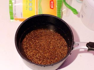 藜麦全麦木糖醇椰子油吐司,藜麦用水淘洗后用水浸泡半小时