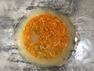 橙香戚风蛋糕,混入油中，搅拌均匀