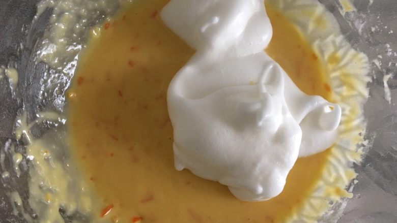 橙香戚风蛋糕,第一次加入蛋黄糊中搅拌均匀