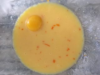 橙香戚风蛋糕,分三次加入蛋黄，搅拌均匀