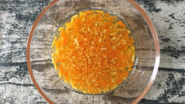 橙香戚风蛋糕,将橙汁挤入