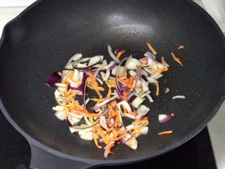 家常炒面,用炒过肉丝的油，直接炒洋葱丝和胡萝卜丝；