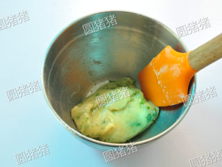 香葱桃酥,用橡皮刮刀翻拌均匀，成面团状。
