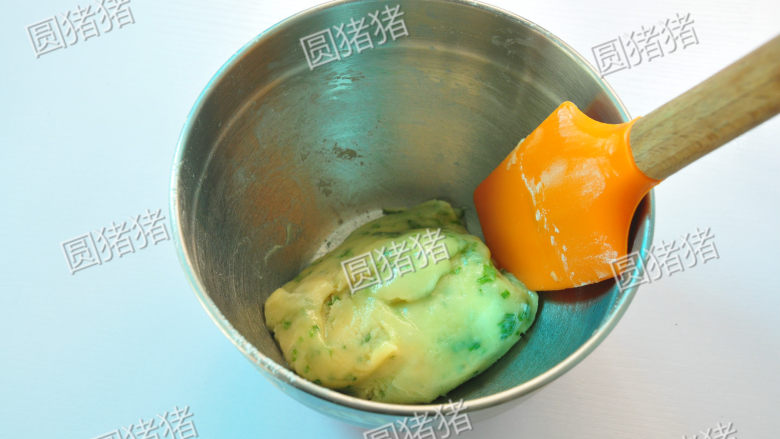香葱桃酥,用橡皮刮刀翻拌均匀，成面团状。
