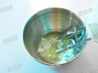 香葱桃酥,植物油加入糖粉用电动打蛋器低速搅匀。
