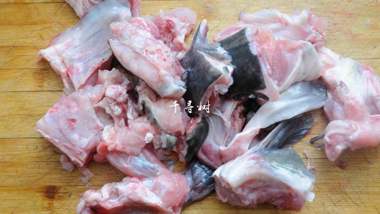 烧鱼头拌面片 鱼头营养新吃法 一碗肯定不过瘾,鱼头快刀剁成块，鱼头的某些骨头特别的坚硬，剁的时候要注意安全。
