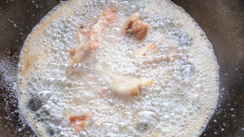 烧鱼头拌面片 鱼头营养新吃法 一碗肯定不过瘾,油烧热，把腌制好的鱼头块下锅炸到颜色变黄。