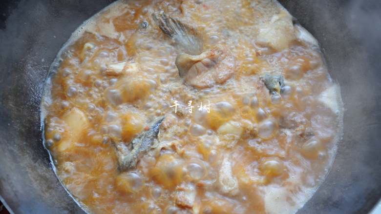 烧鱼头拌面片 鱼头营养新吃法 一碗肯定不过瘾,千滚豆腐万滚鱼，鱼块在锅里要炖的时间够长，炖出香味，约15分钟。