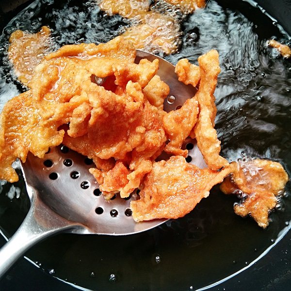 锅包肉（鸡胸肉版）――东北传统老做法,金黄酥脆后沥油捞出备用。