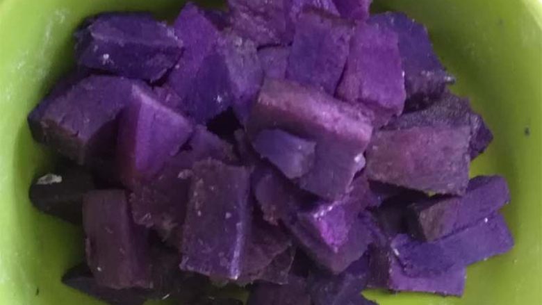 营养丰富奶香的紫薯包|10M+,<a style='color:red;display:inline-block;' href='/shicai/ 2643'>紫薯</a>上锅蒸熟。