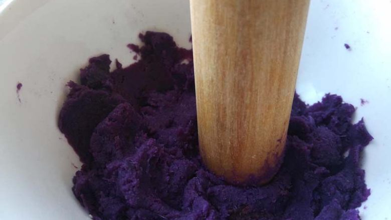 营养丰富奶香的紫薯包|10M+,先来做馅料部分，取90克，用擀面杖压成泥。不要加一点水，水分太大紫薯粘手，不好成团。