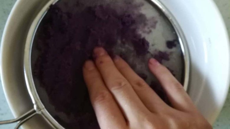 营养丰富奶香的紫薯包|10M+,把紫薯泥过筛，我是为了口感细腻，如果你不想过筛也是可以的哦。