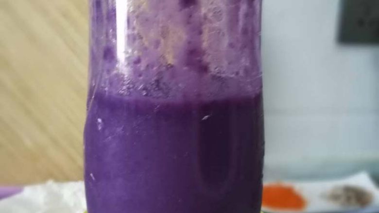 营养丰富奶香的紫薯包|10M+,剩余的紫薯，加入适量的水，加入配方奶粉，打成泥。