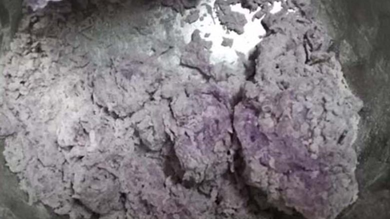 营养丰富奶香的紫薯包|10M+,把紫薯倒入<a style='color:red;display:inline-block;' href='/shicai/ 549'>中筋面粉</a>中，搅拌成没有干粉的絮状。
