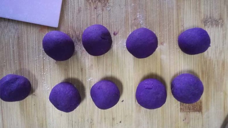 营养丰富奶香的紫薯包|10M+,醒面的时候，我们把刚才用擀面杖捣的紫薯泥，分成每个10克的小块，揉圆。
