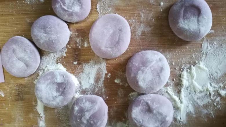 营养丰富奶香的紫薯包|10M+,把紫薯面团平均分成九等分，整理成饺子剂子形状。