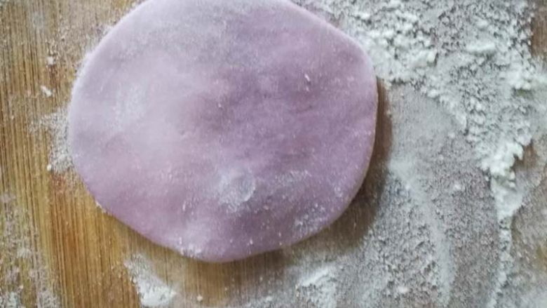 营养丰富奶香的紫薯包|10M+,把紫薯剂子用手掌按压成下图这个样子，如果不习惯用手掌按压，可以用擀面杖擀开。