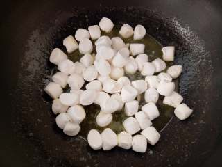 果干牛扎糖,黄油化开放棉花糖翻炒。