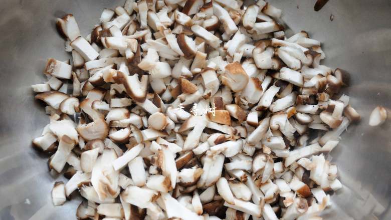 菌汤面条 看得见的香菇 尝得到的鲜美 这才是真正的菌汤,香菇切成小丁。

