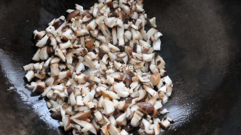 菌汤面条 看得见的香菇 尝得到的鲜美 这才是真正的菌汤,锅内放油，油五六成热后放入切好的香菇丁，翻炒。
