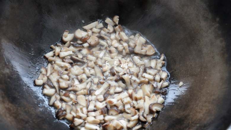 菌汤面条 看得见的香菇 尝得到的鲜美 这才是真正的菌汤,可以先加一点点盐，香菇炒软之后水分就开始析出，菌类的那种香味也开始越来越浓。