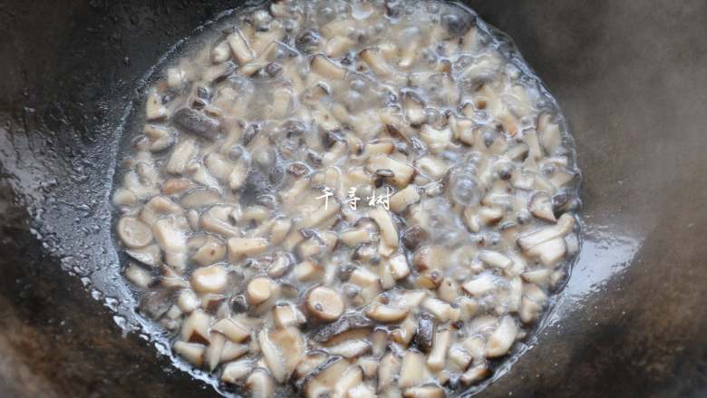 菌汤面条 看得见的香菇 尝得到的鲜美 这才是真正的菌汤,继续炒，直到香菇粒炒到汁液变得稍浓。

