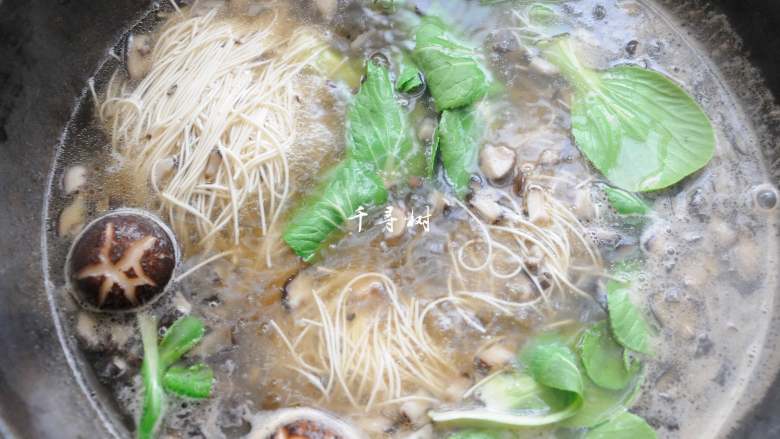 菌汤面条 看得见的香菇 尝得到的鲜美 这才是真正的菌汤,面条煮到五六成熟，下入青菜叶子，面条七八成熟没有硬芯就可以准备盛出来了。