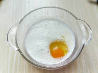 可可巧克力豆毛巾卷,加入鸡蛋用手动打蛋器打至均匀。