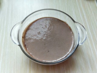 可可巧克力豆毛巾卷,继续手动打蛋器打至均匀，无颗粒，无干粉。