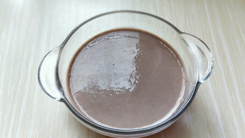 可可巧克力豆毛巾卷,搅拌好的面糊过细筛，静止20分钟。