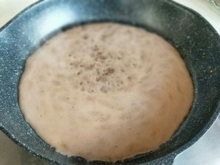 可可巧克力豆毛巾卷,不粘锅小火加入，盛以前面糊，顺时转一圈，摊一张饼状。