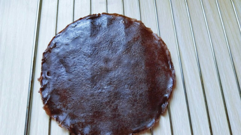 可可巧克力豆毛巾卷,做好的可可饼放在烤网上晾凉，依次做完。