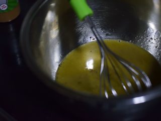 铸铁锅全麦大曲奇,用蛋抽搅拌，使室温黄油也熔化。