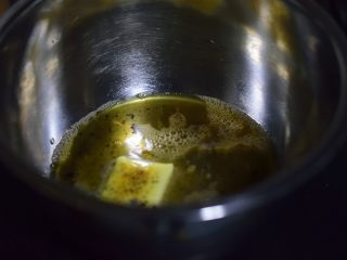 铸铁锅全麦大曲奇,熔化了的褐色黄油倒入打蛋盆。