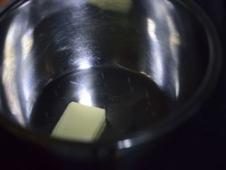 铸铁锅全麦大曲奇,打蛋盆里放剩下的20克室温黄油。